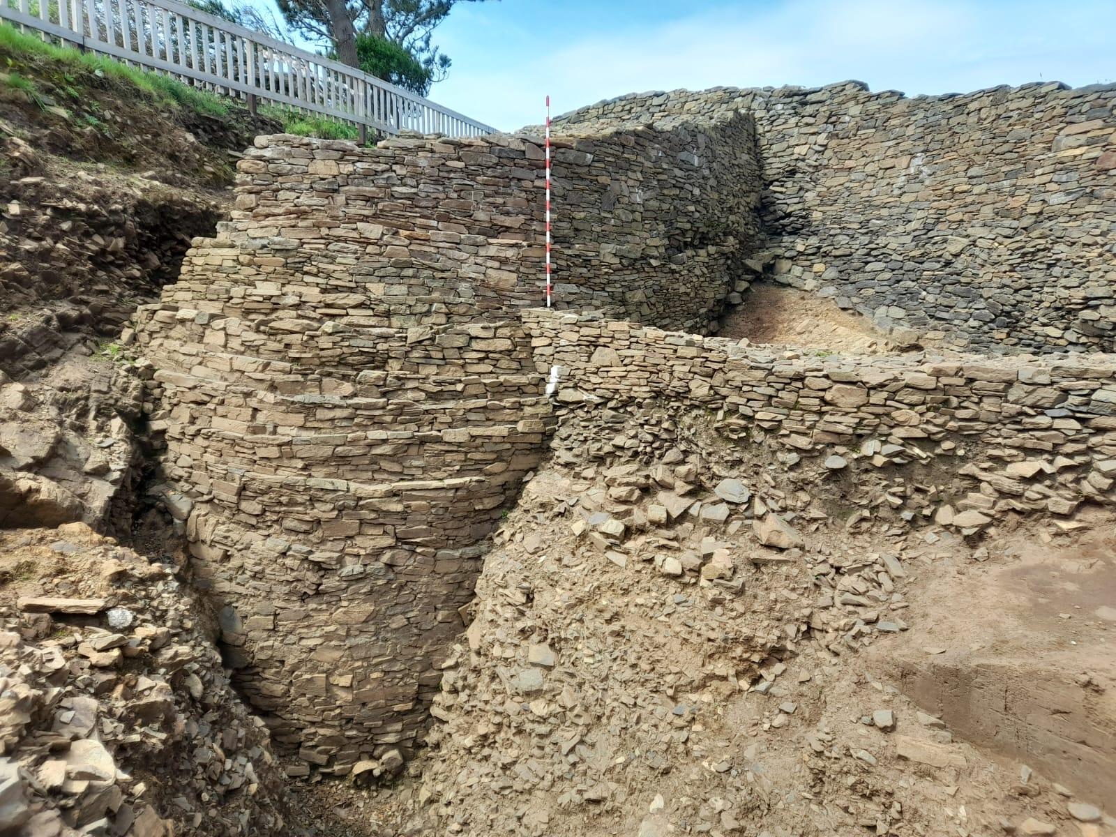 Torreón y muralla del castro Sarridal visibles gracias a los trabajos que se desarrollan en la actualidad. Imagen: Concello de Cedeira