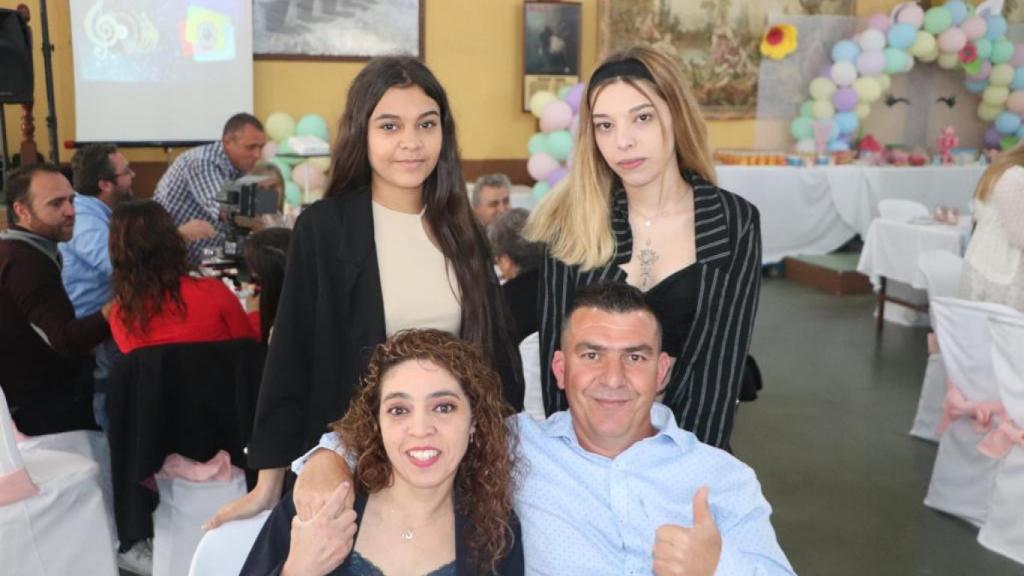 Nerea, arriba a la izquierda, con su hermana Tania y sus padres, Caridad y Plácido.