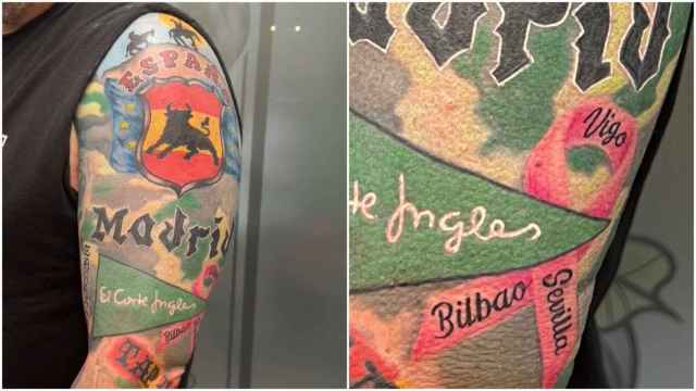 Imagen del brazo tatuado de Larry Shy, con el detalle de Vigo sobre un lazo rosa.