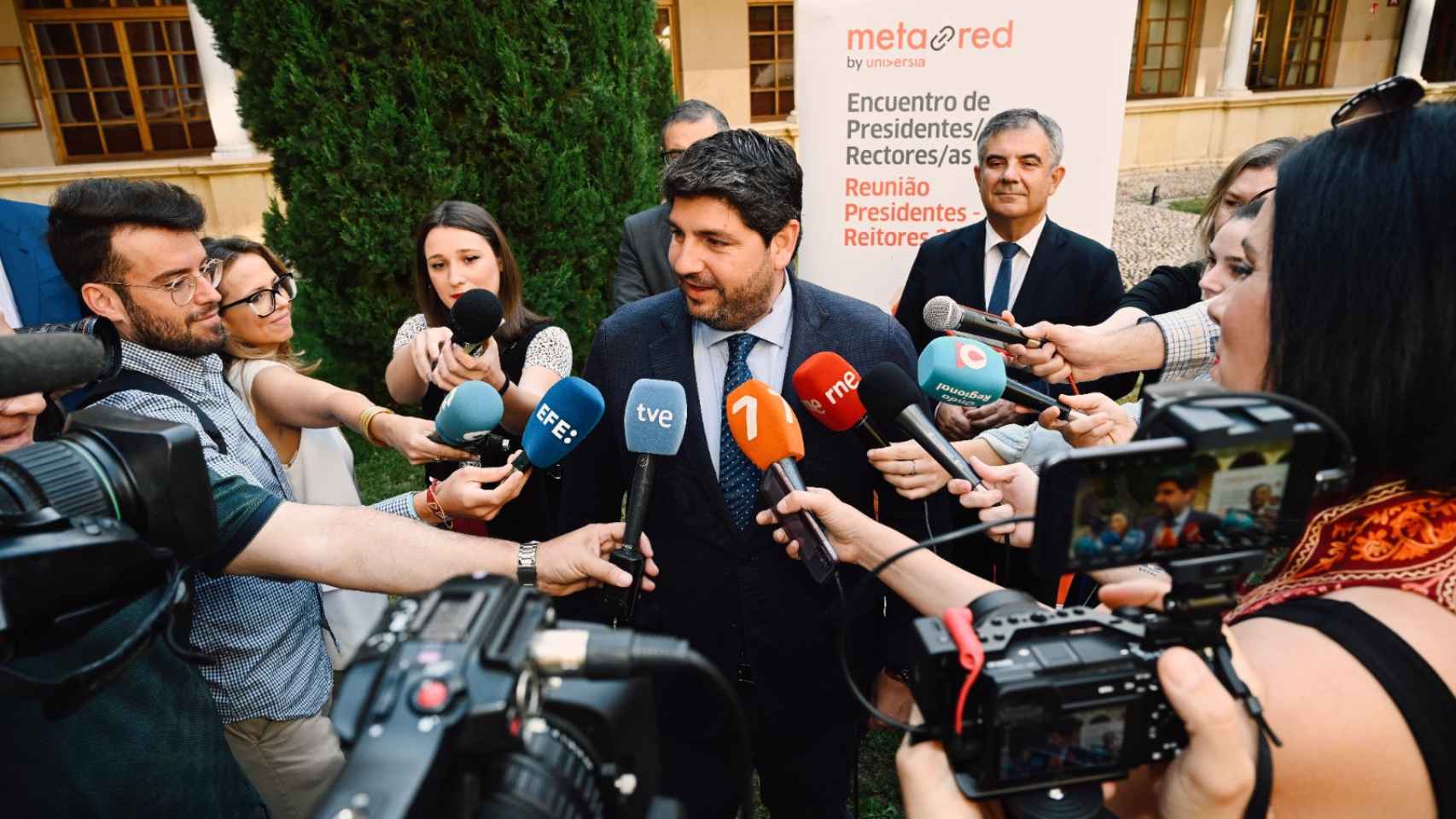 El presidente de la Región de Murcia, este jueves, atendiendo a los medios de comunicación en un acto.