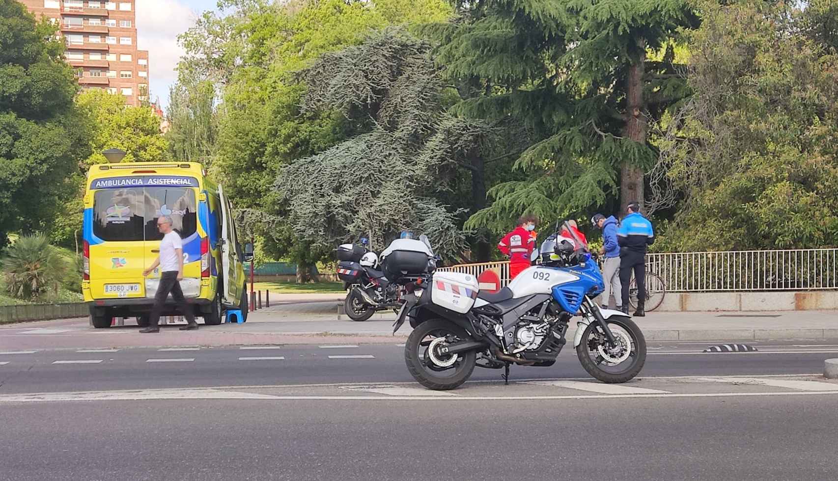 Policía y personal del Sacyl junto al ciclista atropellado en Valladolid
