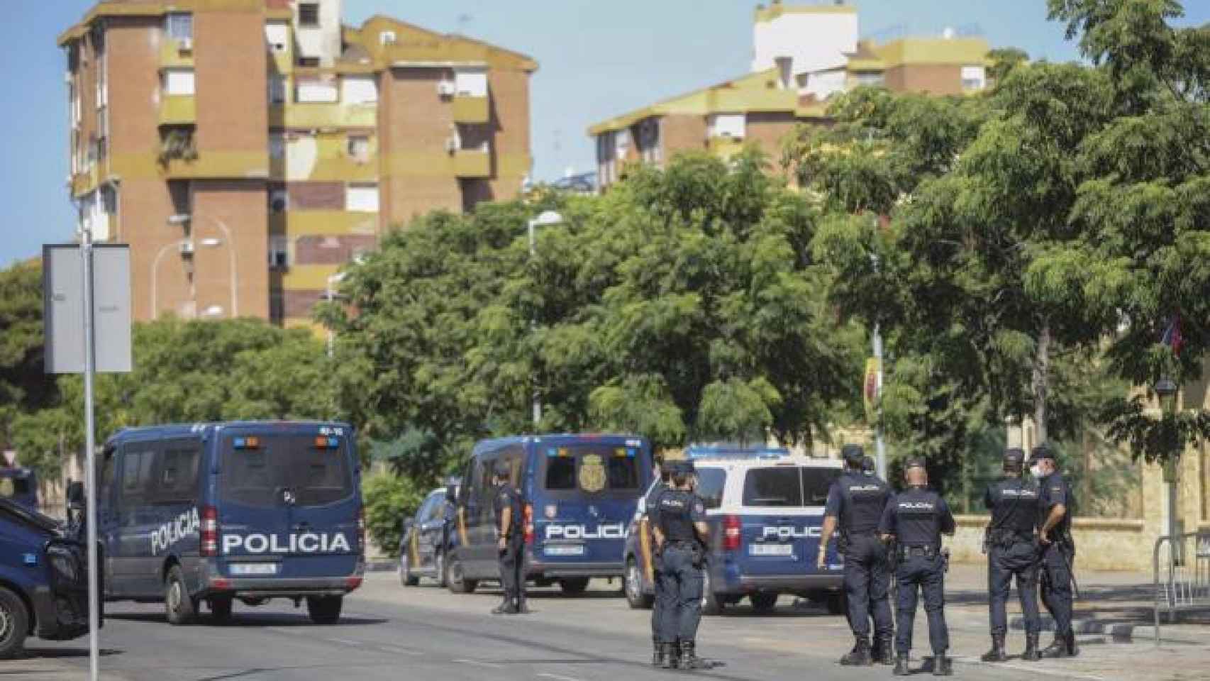 Despliegue policial en una barriada en Sevilla.