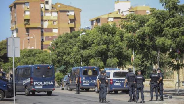 Despliegue policial en una barriada en Sevilla.