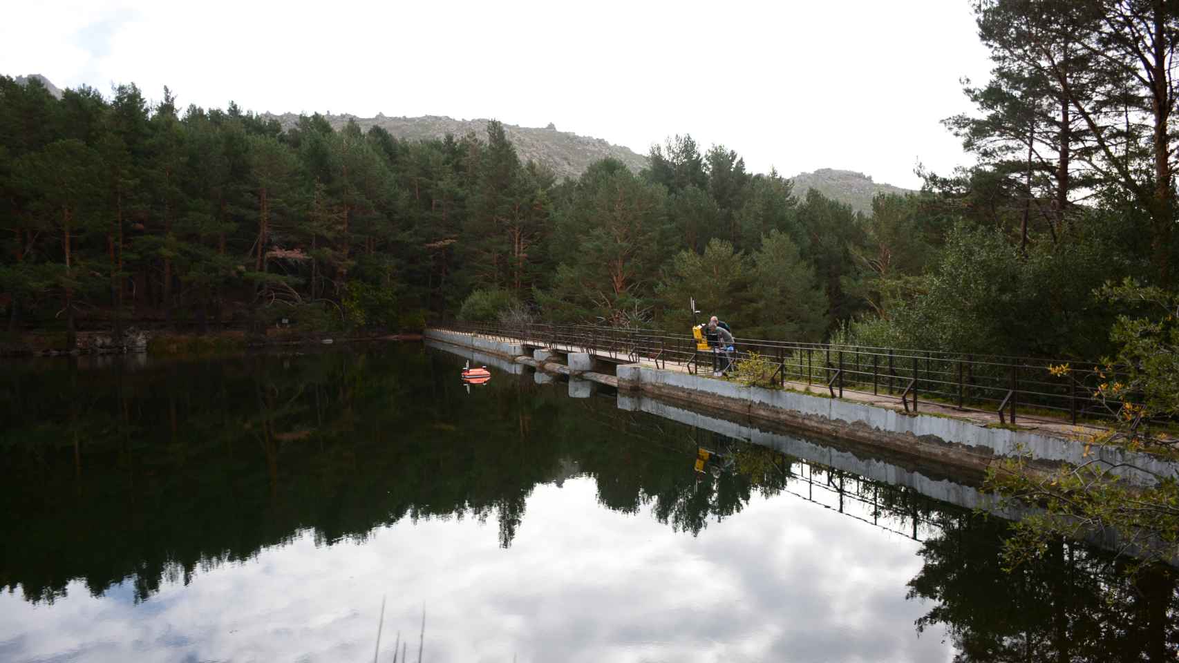 Trabajos de batimetría que se están realizando en la presa de Navacerrada.