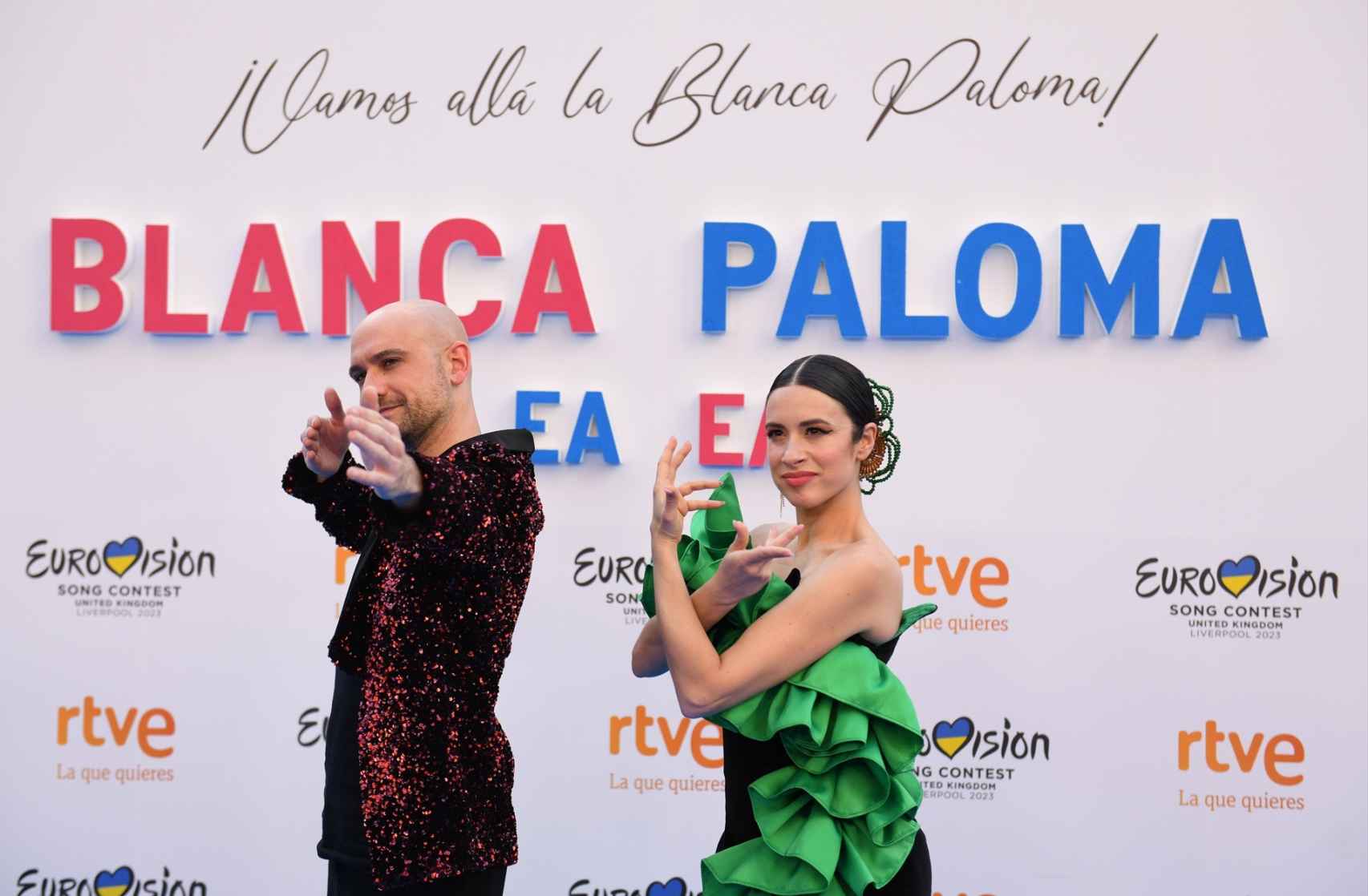 La cantante Blanca Paloma y el creador de la canción 'Eaea', Jose Pablo Polo, durante un evento de despedida antes de su viaje a Liverpool para representar a España en el Festival de Eurovisión 2023.