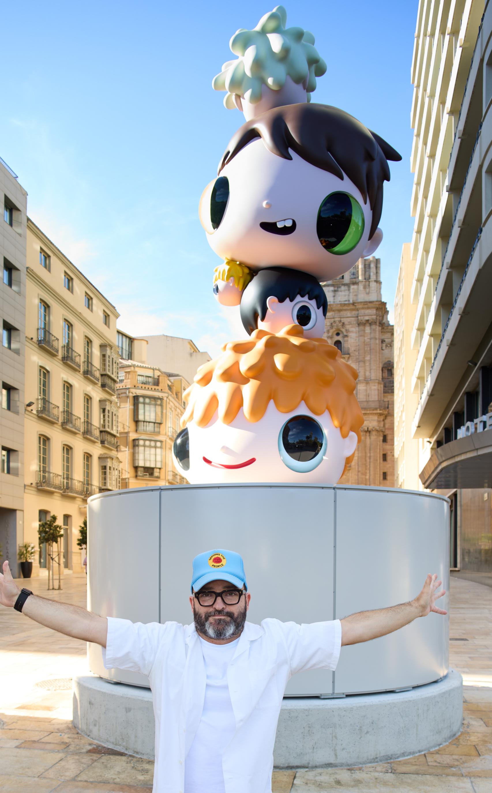 Javier Calleja posa con la obra.