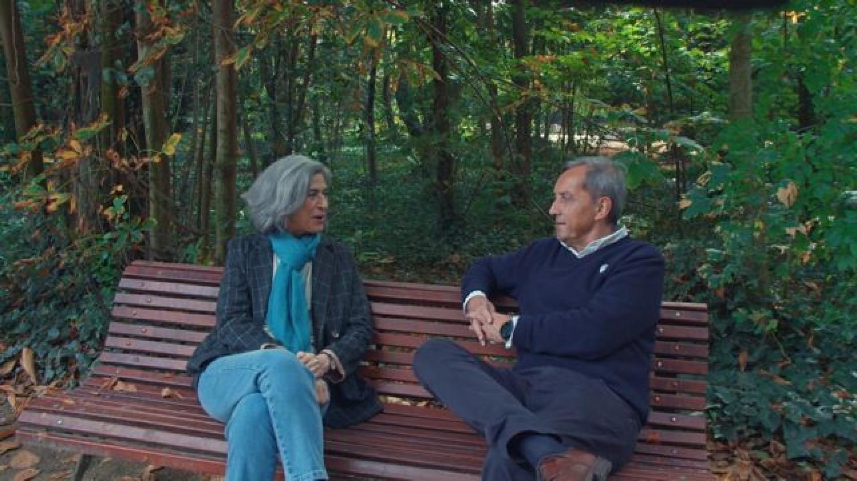 La historiadora y paisajista Mónica Luengo charlando con un invitado en el Campo Grande de Valladolid