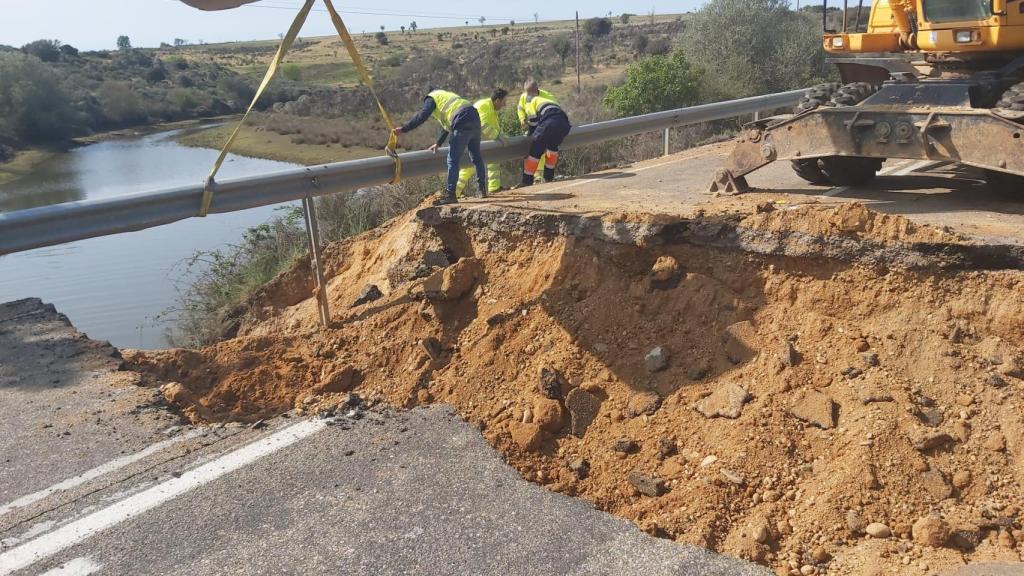 Técnicos y operarios realizando trabajos en el socavón de la ZA-912