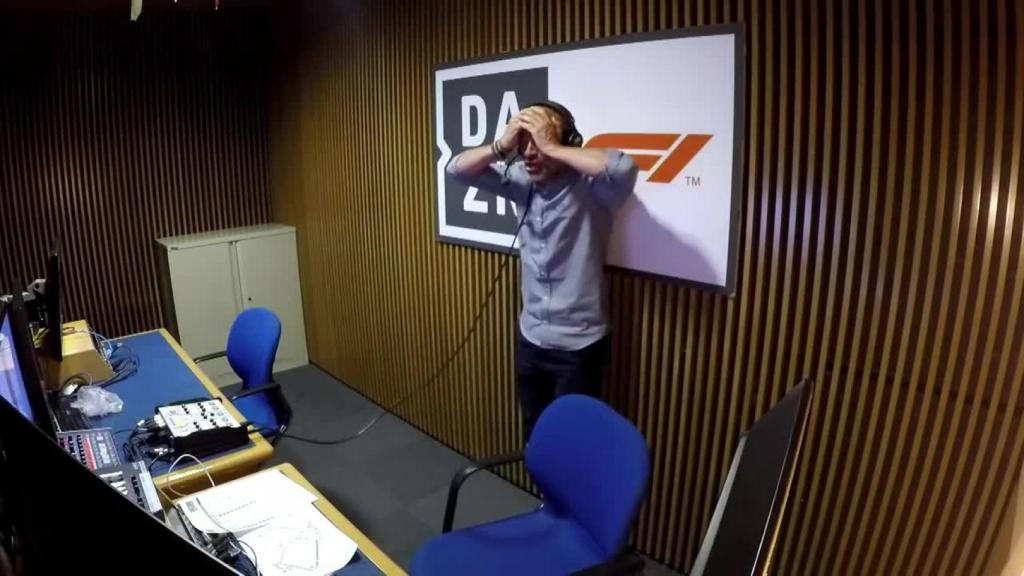 Anronio Lobato, en acción en el estudio de DAZN durante una carrera.