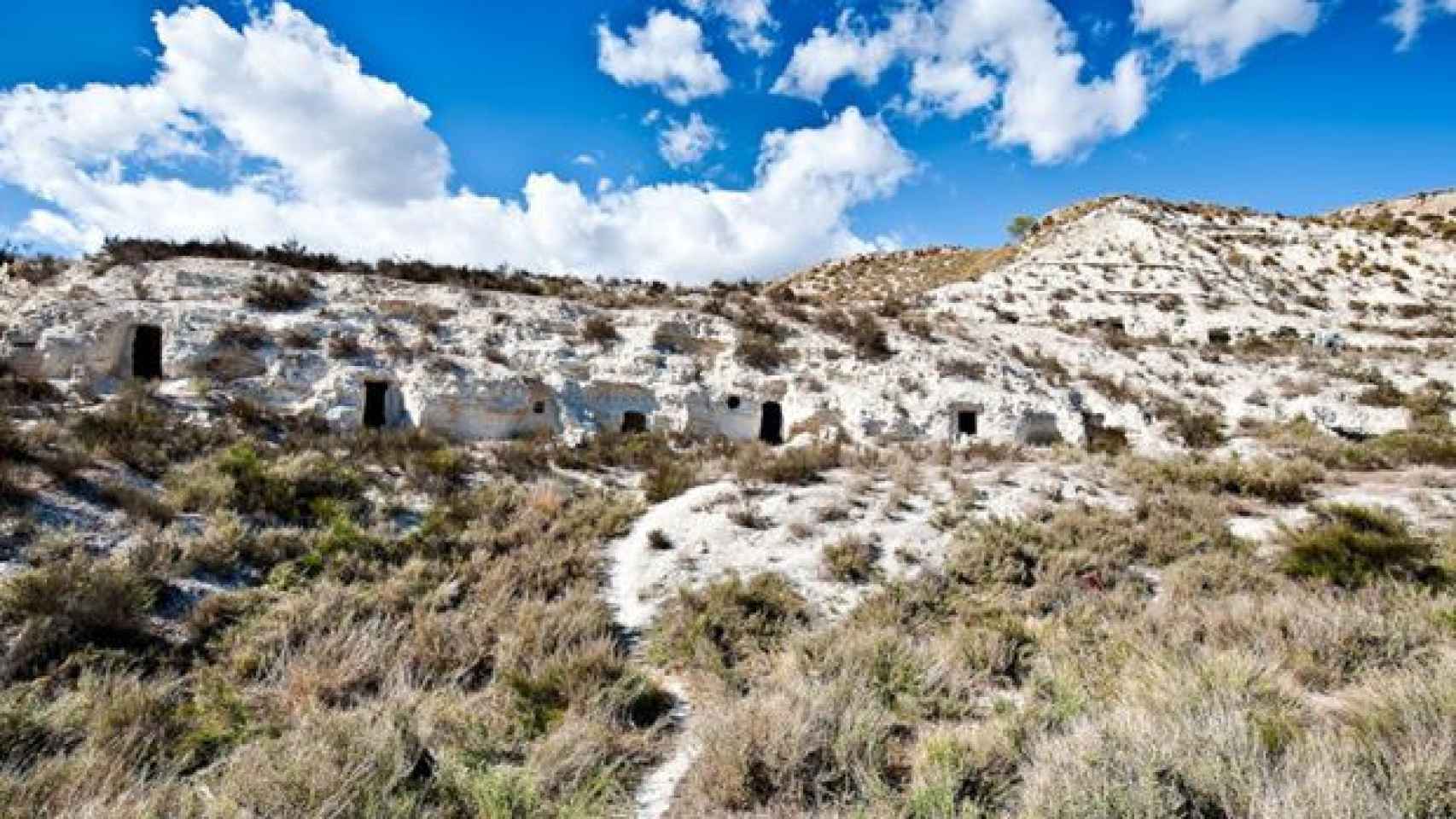 Casas-cueva en las minas de azufre de Hellín.