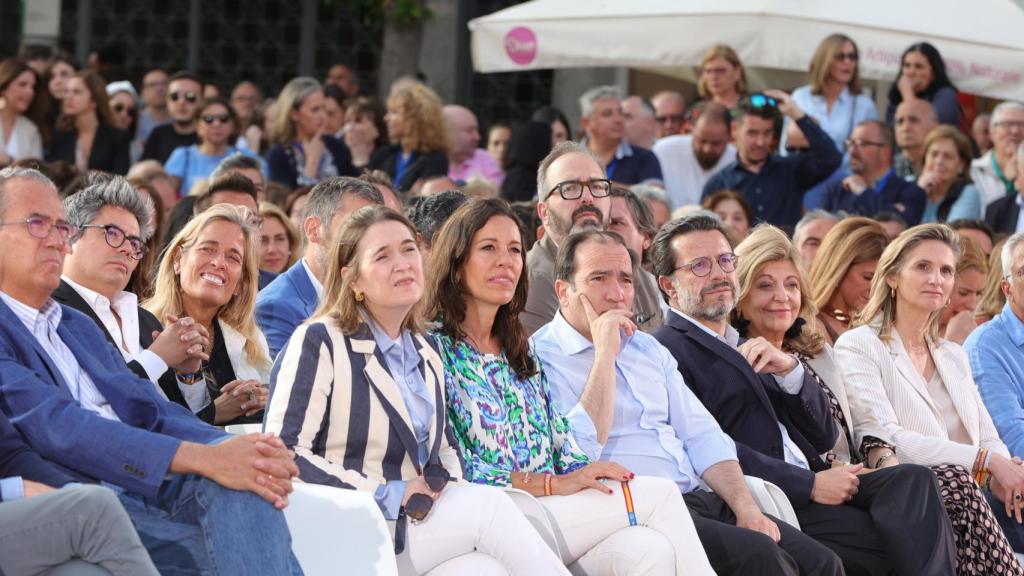 Candidatos de la lista electoral y afiliados del Partido Popular de Madrid durante el acto de apertura de campaña del PP de Madrid, en la Plaza Felipe II de la capital