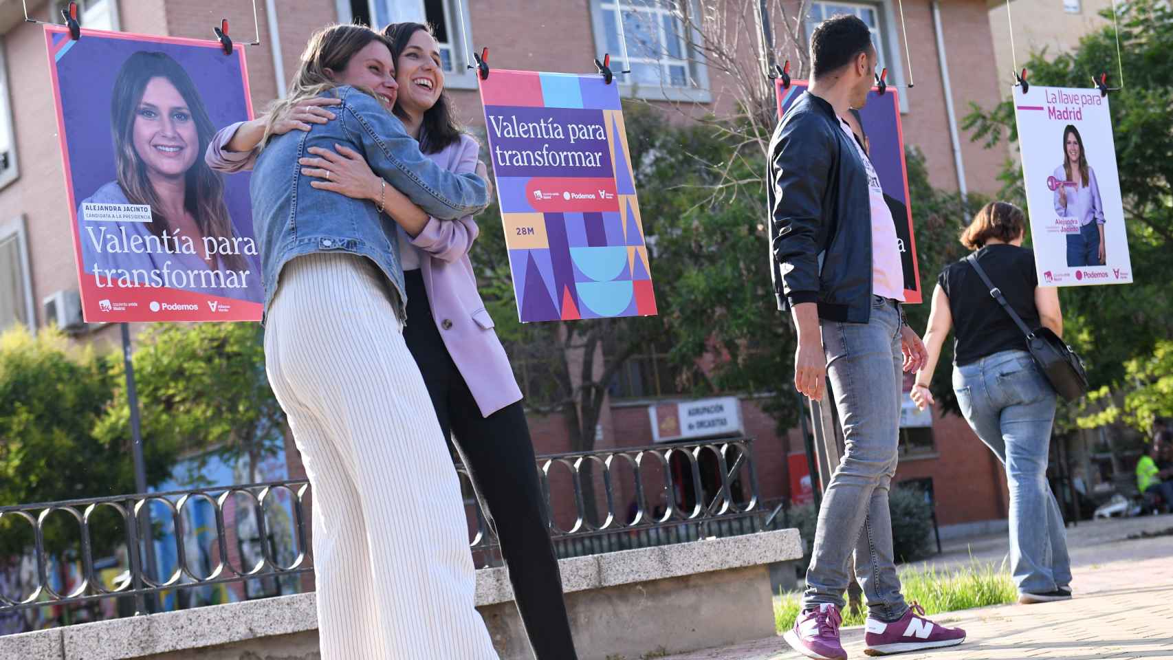 La candidata de Podemos a la presidencia de la Comunidad de Madrid, Alejandra Jacinto, abraza a la secretaria general de Podemos  en la pegada de carteles.