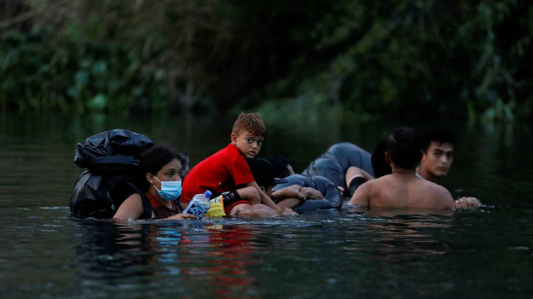 Una familia trata de cruzar el río Bravo antes de la supresión del Título 42, este miércoles.