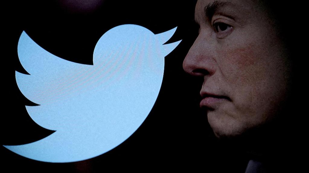 Elon Musk con el logo de Twitter.