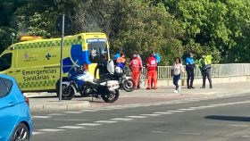 La Policía y los servicios de emergencias atendiendo al ciclista atropellado