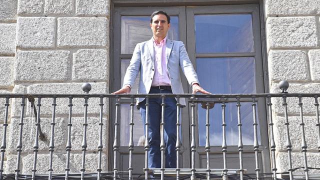 Guzmán Gómez, alcalde de Medina del Campo en el balcón de la Casa Consistorial