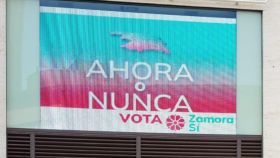 Publicidad electoral de Zamora Sí encima de la carnicería Ballesteros