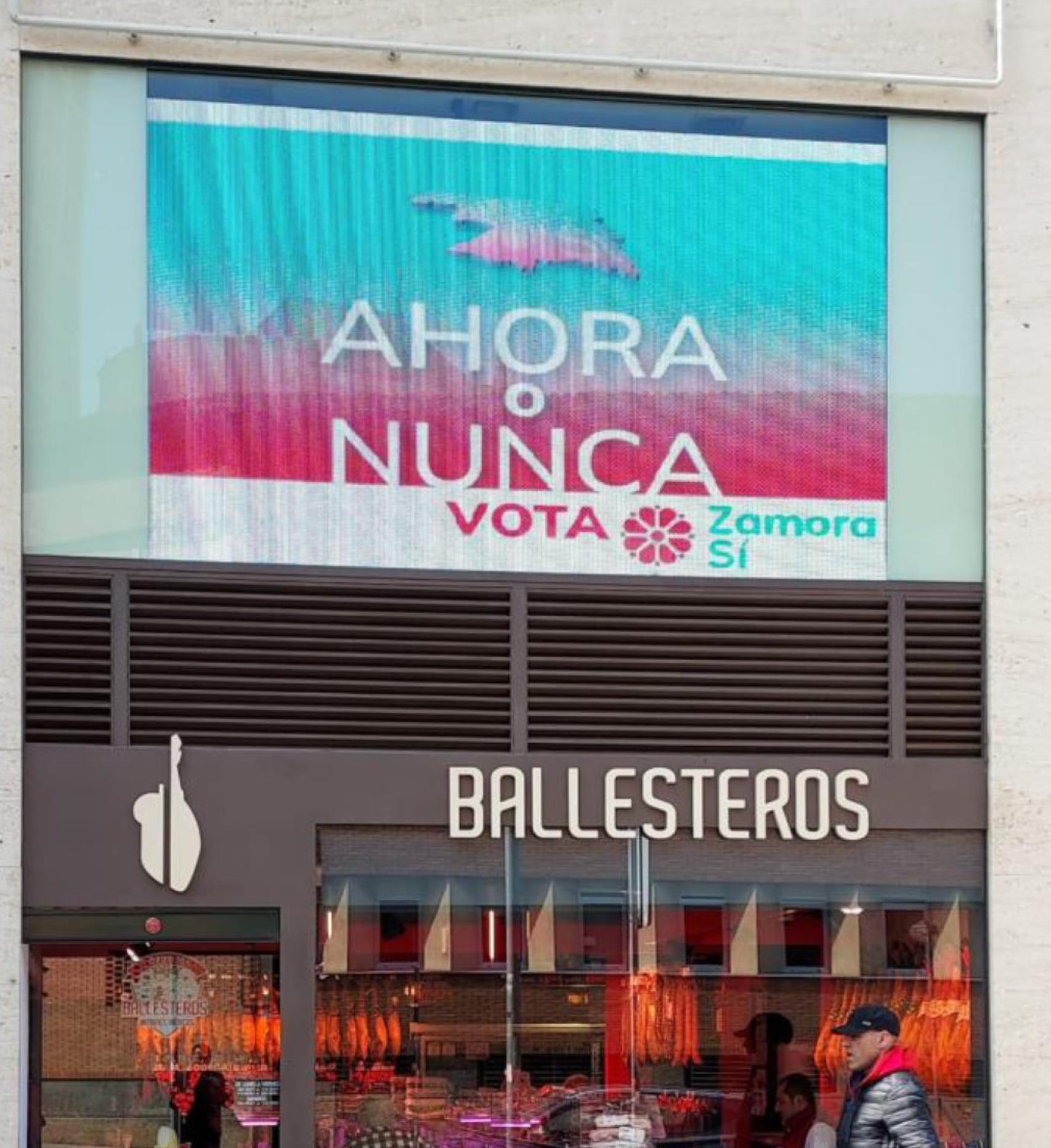 Publicidad electoral de Zamora Sí encima de la carnicería Ballesteros