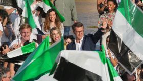 Feijóo, este jueves en un mitin del PP en Badajoz, con el alcalde Ignacio Grajera y la candidata extremeña María Guardiola.