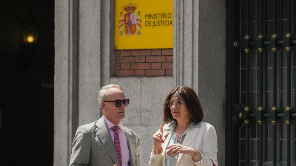 La presidenta de la APM, María Jesús del Barco, con el vocal del CGPJ Gerardo Martínez Tristán, el pasado día 3 en la puerta del Ministerio de Justicia./