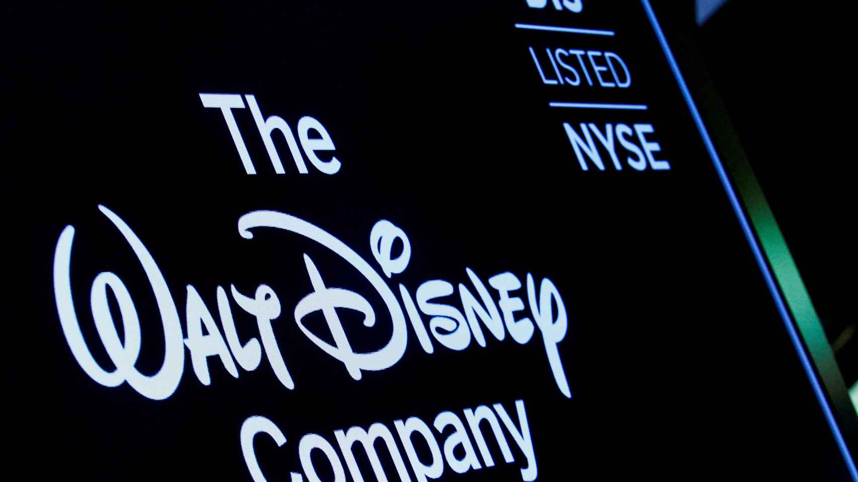 Una pantalla de la Bolsa de Nueva York muestra el logo de Disney.