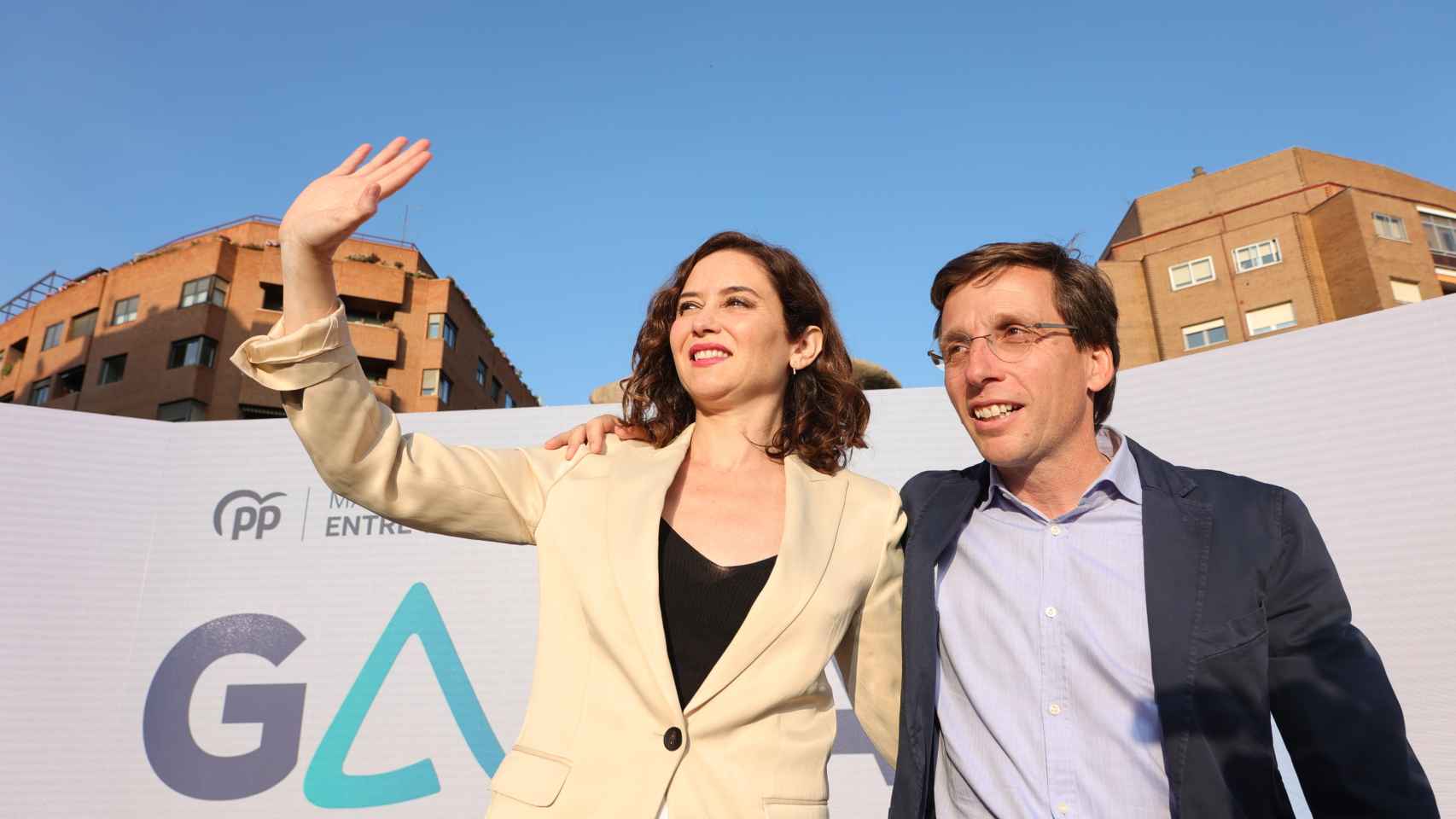La presidenta de la Comunidad de Madrid y candidata del PP a la reelección el próximo 28M, Isabel Díaz Ayuso, y el alcalde de Madtid y candidato a la reelección, José Luis Martínez-Almeida este jueves.