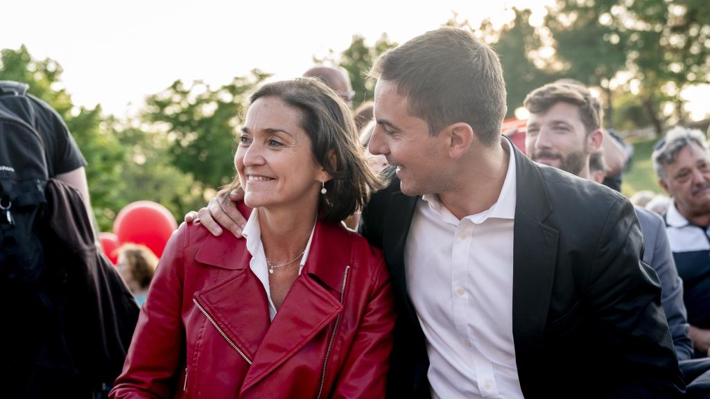 El candidato socialista a la presidencia de la Comunidad de Madrid, Juan Lobato, abraza a la candidata a la alcaldía de la capital, Reyes Maroto.