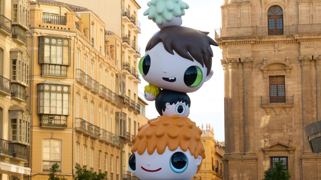 Javier Calleja posa con la escultura