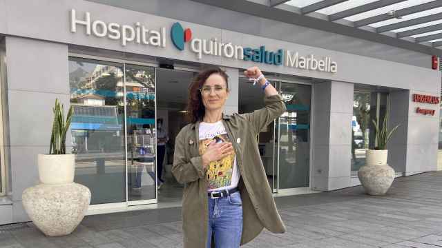 Ester González posa en la puerta del hospital Quironsalud en Marbella.