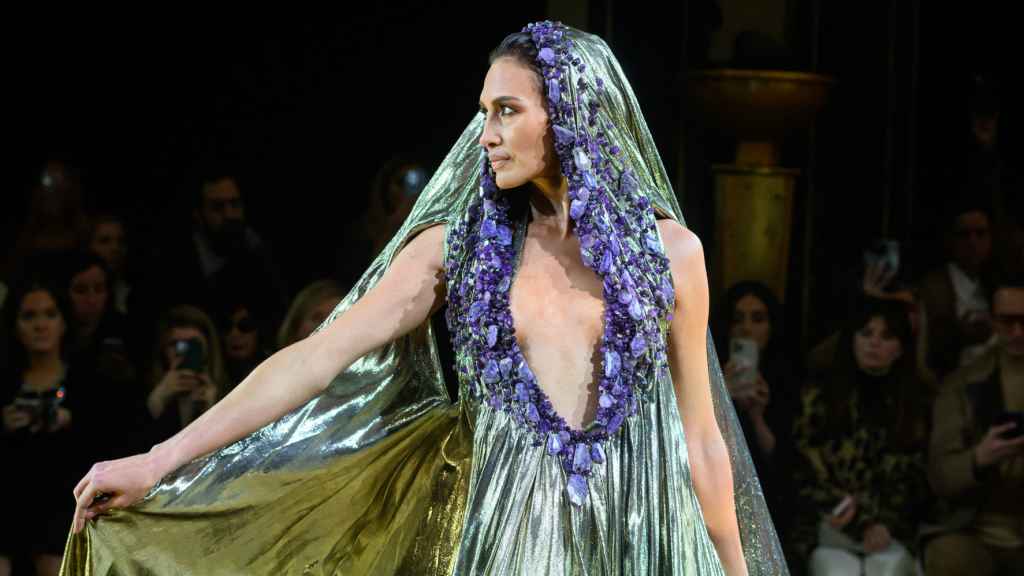 Nieves Álvarez en el desfile de Stephane Rolland otoño-invierno 2023/2024.