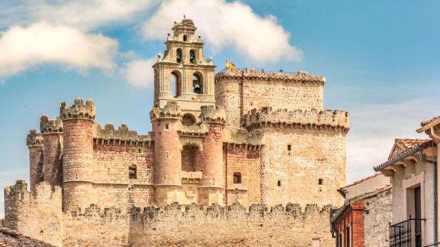 El castillo rosa de un pueblo de Segovia que se ha vuelto viral en Instagram