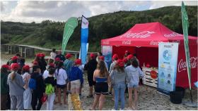 Casi 40 voluntarios del IES Urbano Lugrís limpian la Playa Seaia en Malpica (A Coruña)