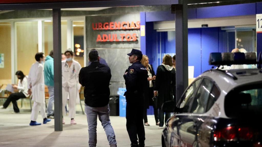 Operativo especial de la Policía por un aviso de bomba recibido en el Hospital Universitario Central de Asturias.