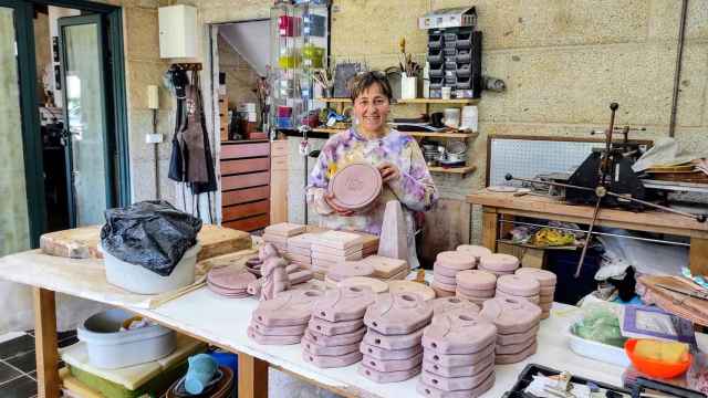 Mar Barral, artesana gallega en su taller de Catoira.