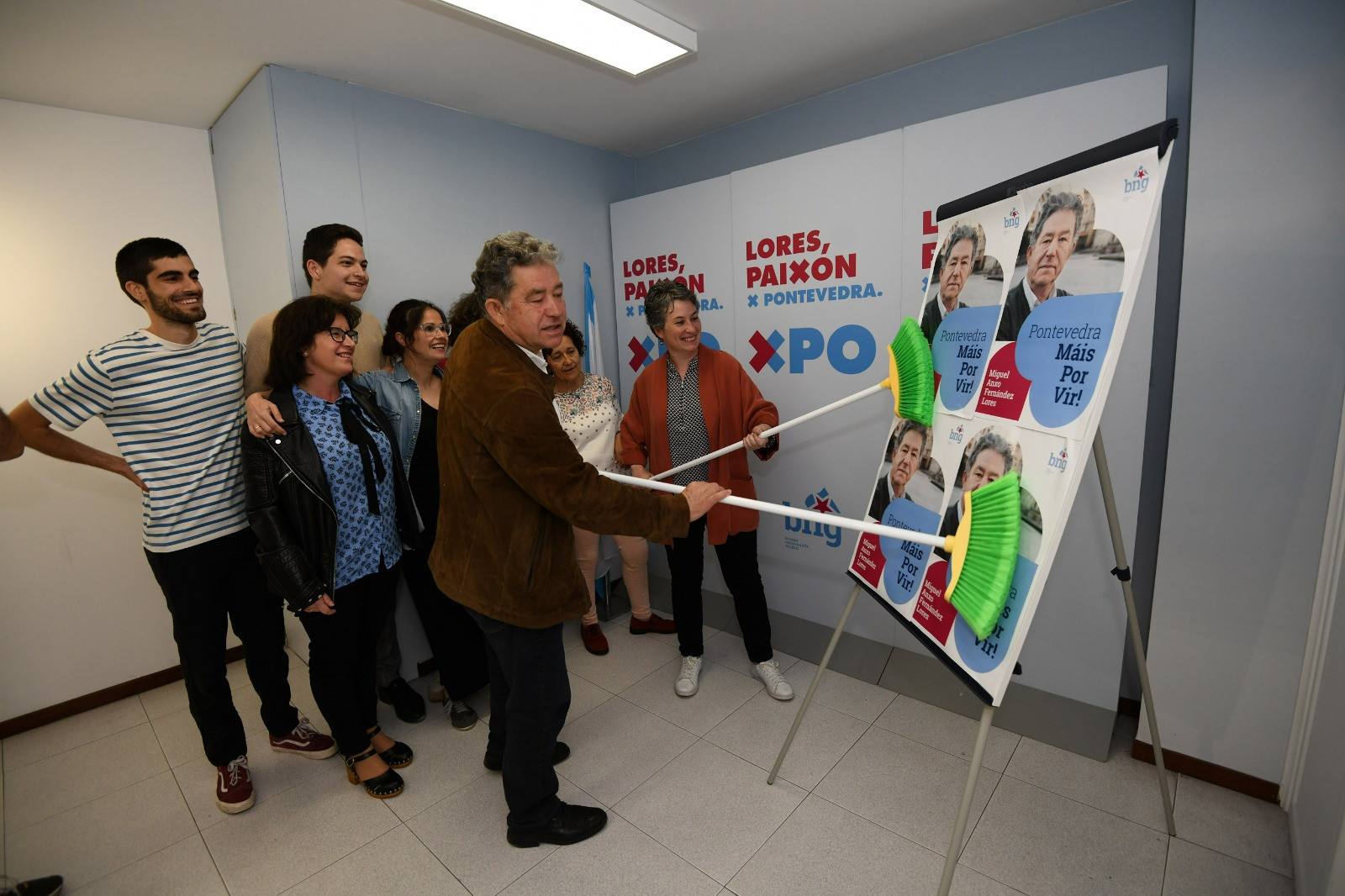 Pegada de carteles del candidato nacionalista, Miguel Anxo Fernández Lores.