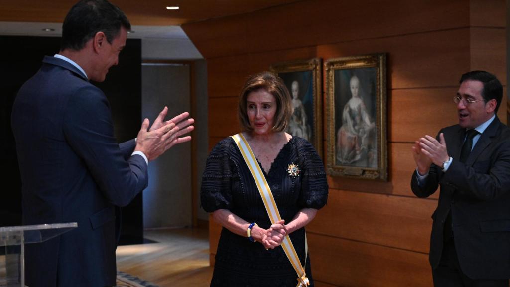 Nancy Pelosi, Pedro Sánchez y Manuel Albares durante la entrega de la Gran Cruz de la Orden de Isabel la Católica.