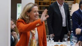 Calviño asiste a un almuerzo informativo con el candidato del PSOE, Xosé Sánchez Bugallo.