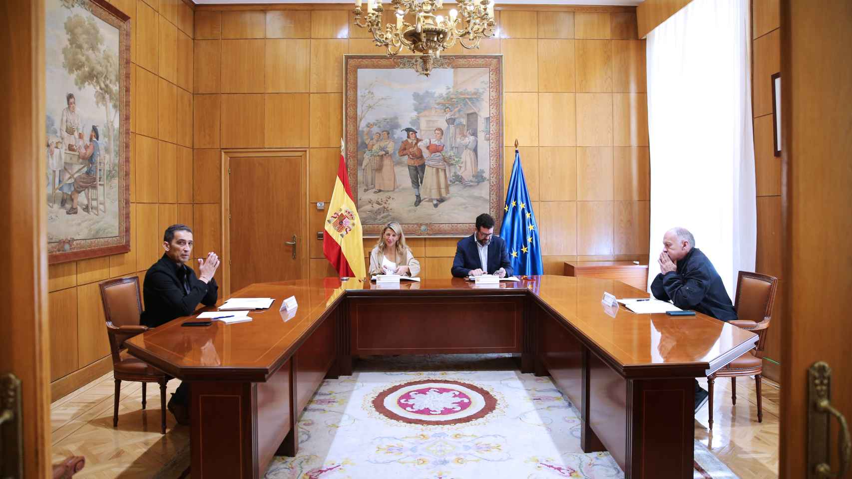 La ministra de Trabajo y vicepresidenta del Gobierno, Yolanda Díaz, durante la reunión con los líderes sindicales de Castilla y León, Vicente Andrés y Faustino Temprano, este viernes.