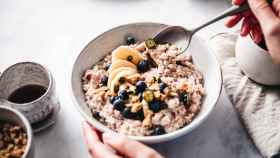 El superalimento que deberías incluir en tu desayuno para adelgazar y prevenir el colesterol, según Harvard