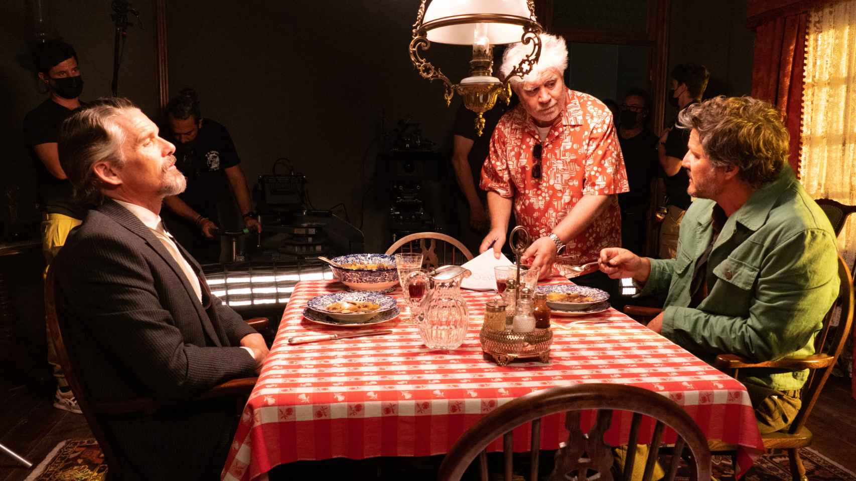 Ethan Hawke, Pedro Almodóvar y Pedro Pascal en el rodaje de 'Extraña forma de vida'. Foto: El Deseo / Iglesias Mas