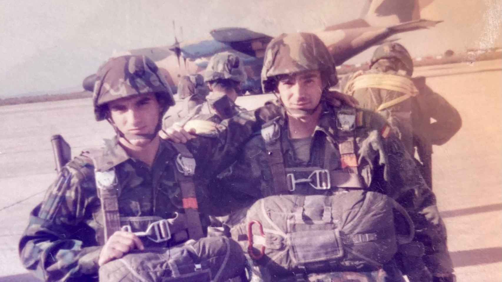 Bernardo Crespo junto a un compañero en el curso para mandos de operaciones especiales (1994) en el Pirineo aragonés.