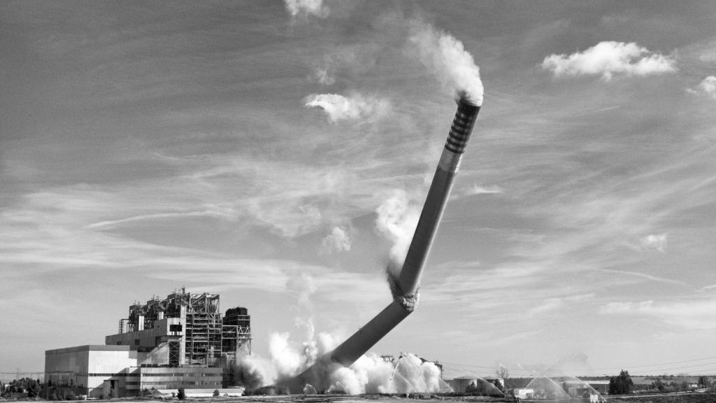 Imagen del momento de la voladura de la chimenea de la central térmica de Andorra / Foto: Álvaro Ybarra Zavala.