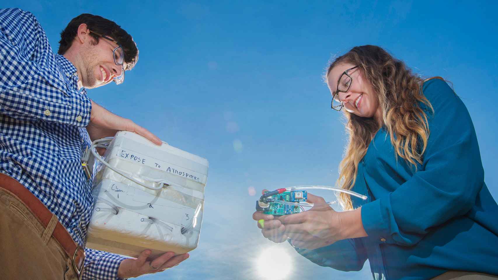 Dany Bowman (izquierda) y su compañera Sarah Albert (derecha) guardando un sensor de infrasonido en una caja.
