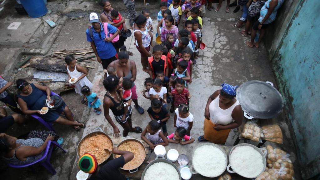 Distribución de comida entre los afectados por el huracán 'Eta' en Nicaragua en 2020.