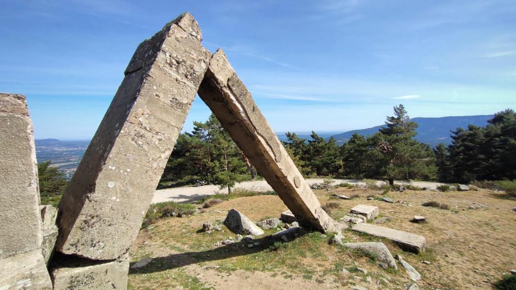 La cruz fueconstruida en homenaje a los caídos en la batalla de Guadarrama.