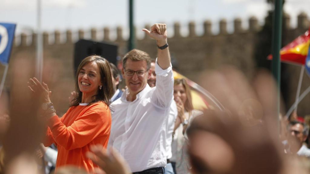 Carmen Fúnez y Alberto Núñez Feijóo en un mitin en Toledo.