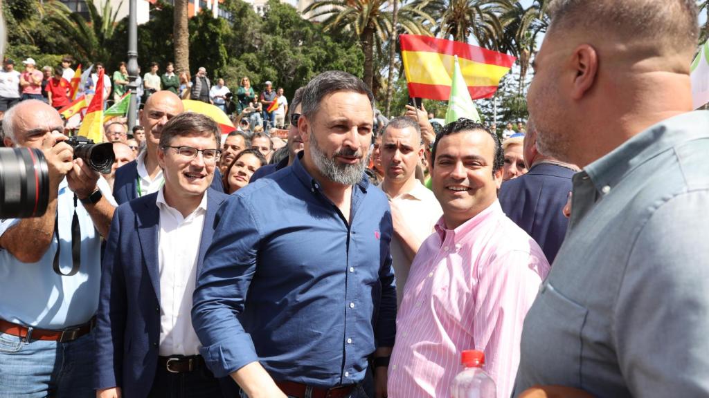 Santiago Abascal y Alberto Rodríguez Almeida, con camisa rosa, el pasado 2 de marzo en Las Palmas de Gran Canaria.