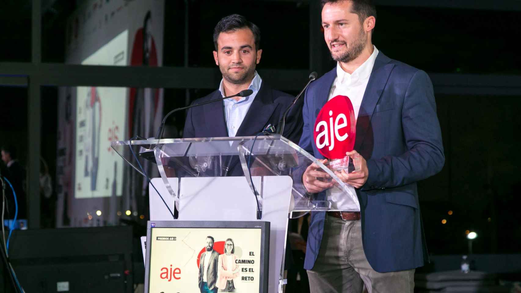 Raúl de Frutos  y Fernando Martín, fundadores de Víver Kombucha, recogen un premio.