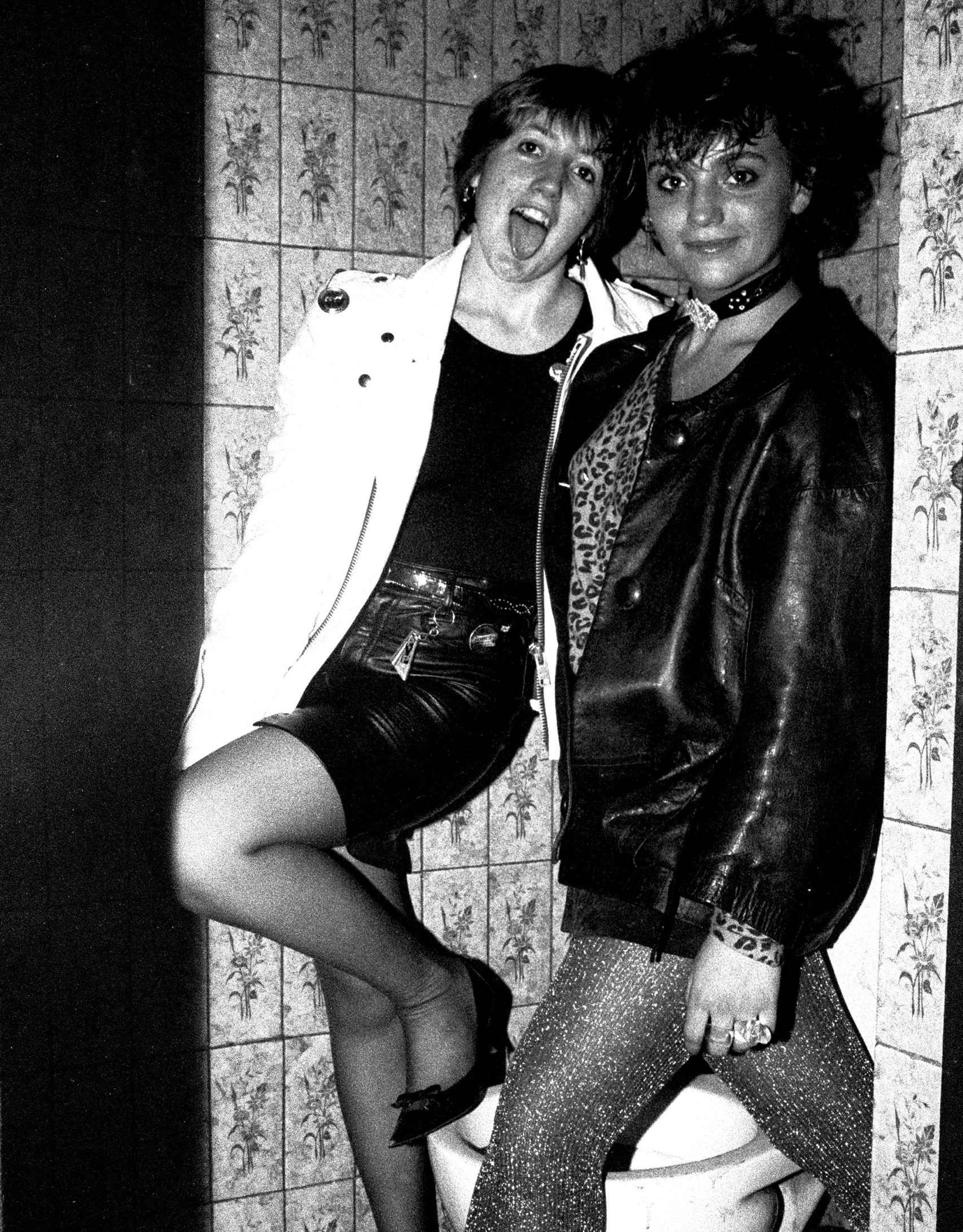 Detalle de una instantánea en la que posan dos chicas en el baño del Rock-Ola en 1983. Foto: Marivi Ibarrola