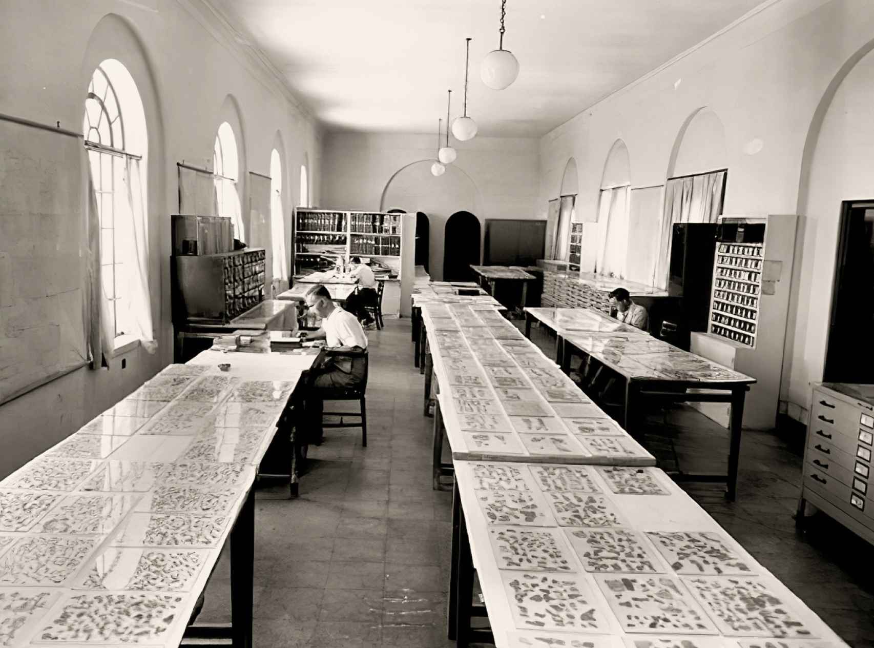 El arqueólogo John Trever, uno de los principales estudiosos de los rollos, convirtió la sala de lectura de la Escuela Americana en un laboratorio.